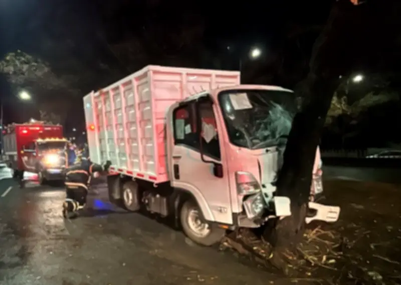 Accidente en Periférico Sur: Camioneta de limpia choca contra árbol y deja 12 heridos