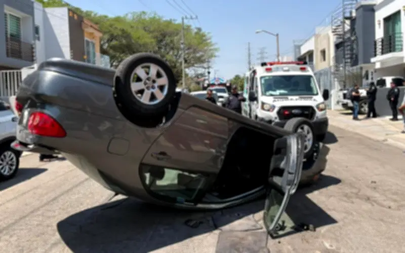 Accidente en Zapopan: Mujer lesionada tras volcadura en la colonia San Isidro