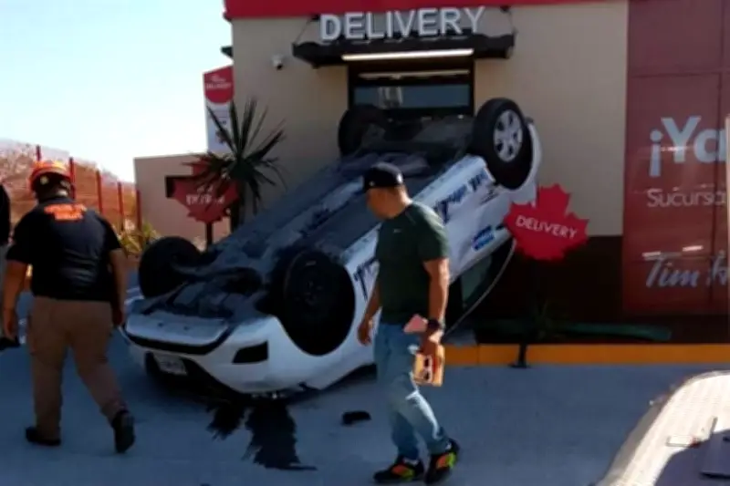 Accidente vial en Guadalupe: Auto vuelca tras colisión con taxi en avenida principal