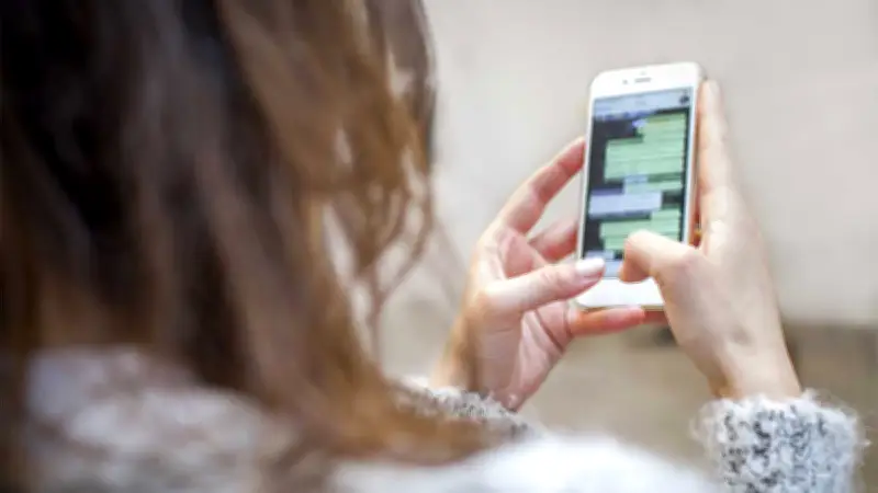 Activista enfrenta acusación por violencia política de género por mensajes privados de WhatsApp