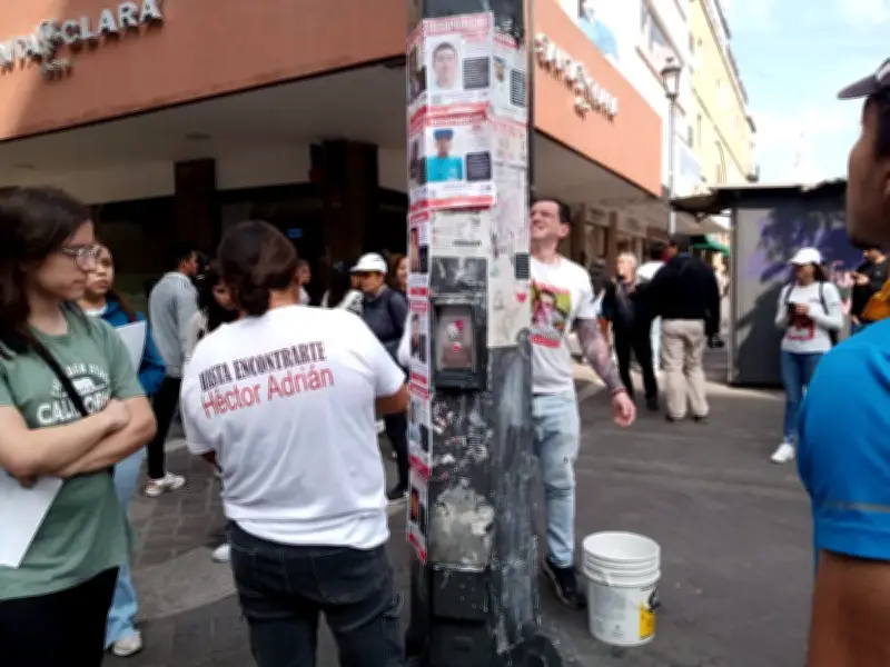 Activistas pegan fichas de búsqueda en Guadalajara contra nueva política de desaparecidos