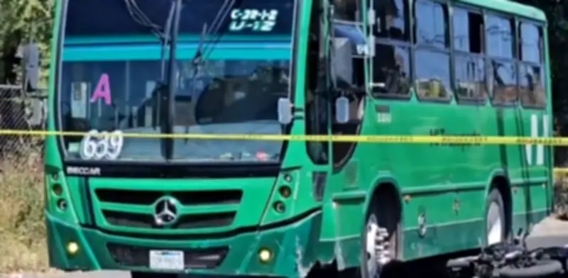 Adolescente muere al chocar su motocicleta contra camión en Guadalajara; vecinos exigen seguridad vial