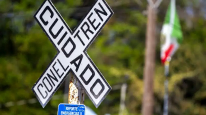 Adolescente muere atropellado por tren en Tlalnepantla; caminaba sobre vías con audífonos