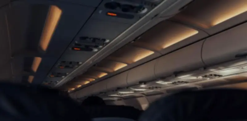 Aeropuerto de Dubái reanuda parcialmente operaciones tras intercepción de proyectiles