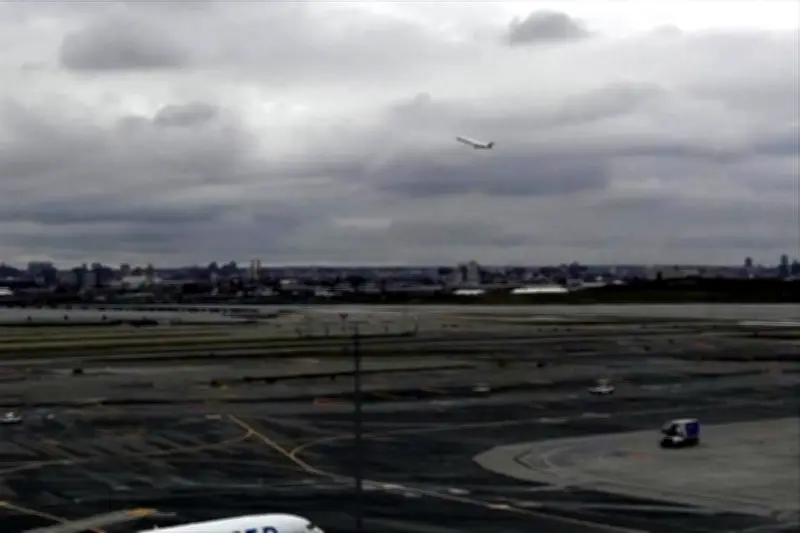 Aeropuerto LaGuardia de Nueva York reabre tras choque mortal de aviones