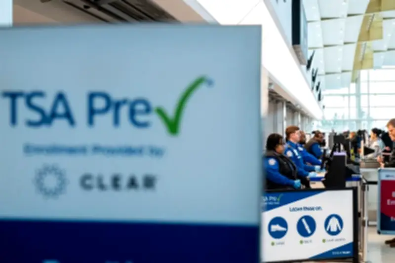 Aeropuertos de Washington paralizan operaciones por fuerte olor químico