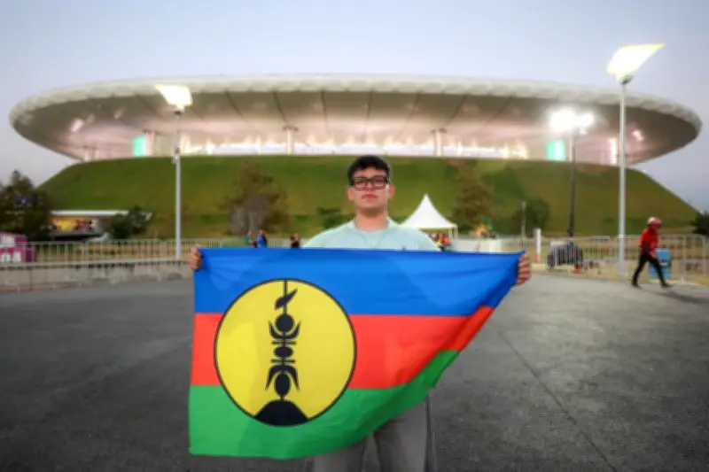 Aficionado mexicano Dante Camarena apoya a Nueva Caledonia en el repechaje mundialista