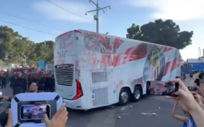 Aficionados del Atlas lanzan objetos al autobús de Chivas antes del Clásico Tapatío