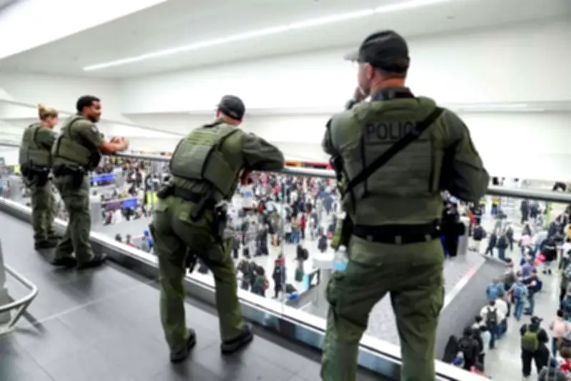 Agentes de ICE Inician Despliegue en Aeropuertos de EU para Reforzar Seguridad Migratoria