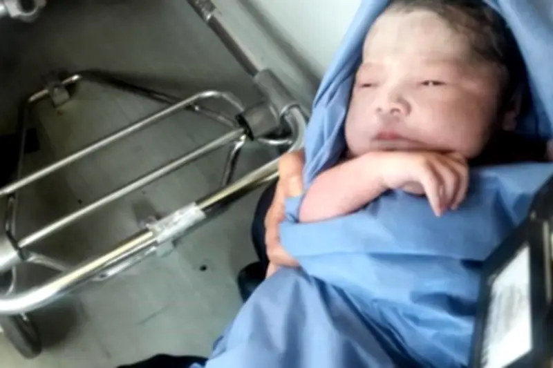 Agentes de San Nicolás auxilian a mujer en trabajo de parto en vía pública