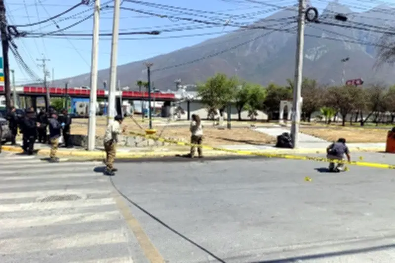 Agresor golpea a mujer y dispara al aire para huir en Nuevo León