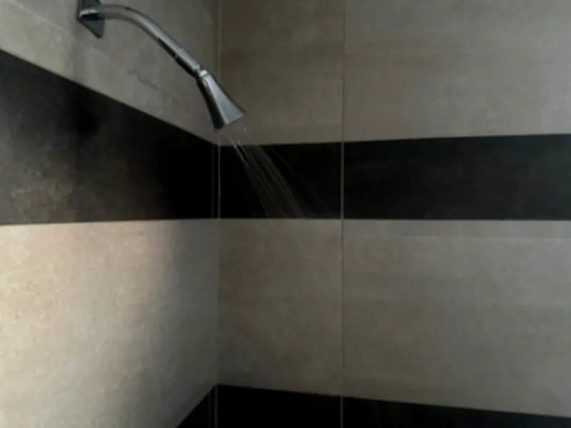 Agua con olor a quemado afecta a colonia en Guadalajara; vecinos exigen solución urgente