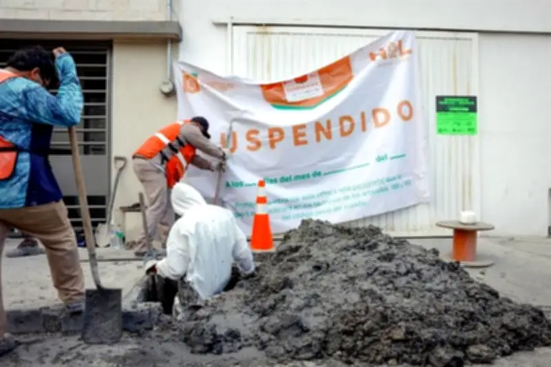 Aguas de Yucatán bloquea drenaje de funeraria, generando conflicto vecinal