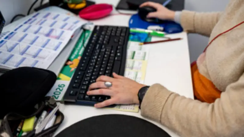 AIE recomienda home office y menos vuelos ante alza energética por guerra en Medio Oriente