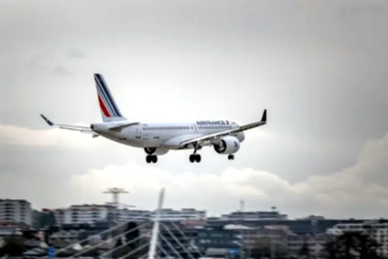 Air France-KLM incrementa tarifas en vuelos de larga distancia por conflicto bélico