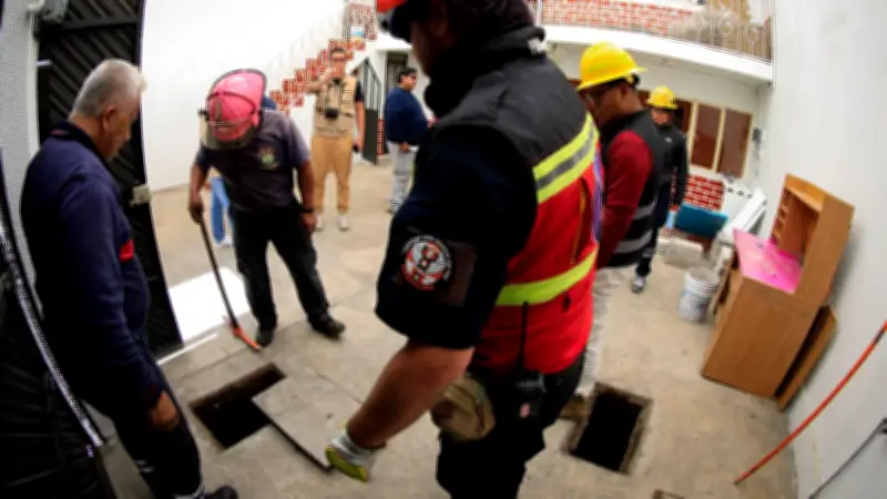 Alarma en Naucalpan: Socavón de 5 metros pone en riesgo viviendas en colonia Benito Juárez