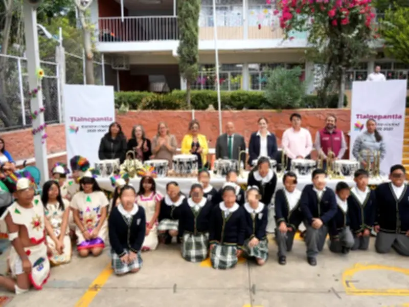Alcalde de Tlalnepantla apoya educación con laptop y banda de guerra en primaria