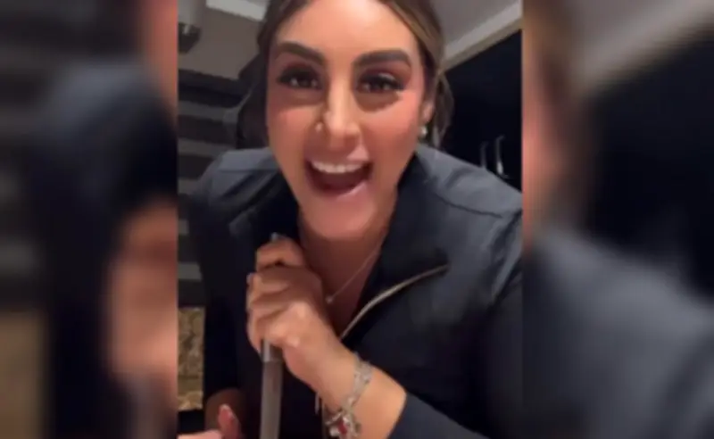 Alcaldesa de Soto la Marina defiende con cuchillo en mano cobro voluntario en playa La Pesca