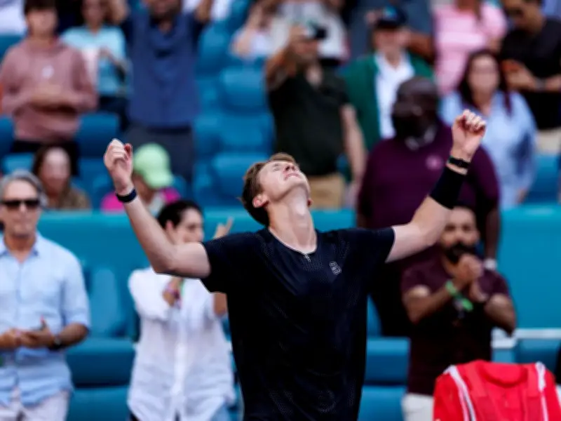 Alcaraz cae ante Korda en Miami: el número uno del tenis mundial se despresa prematuramente