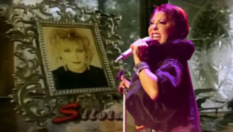 Alejandra Guzmán rompe placa en evento de Malinche y desata burlas en redes sociales