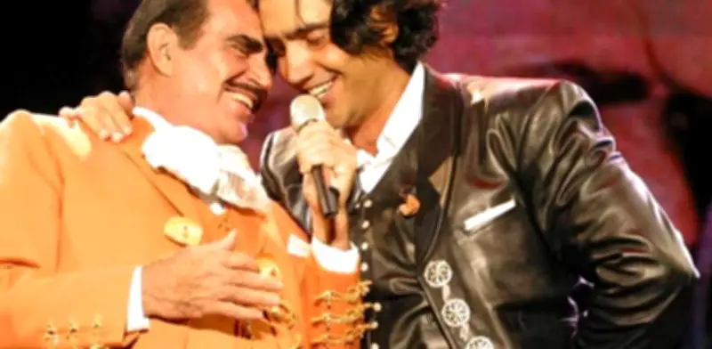 Alejandro Fernández rinde emotivo homenaje a Vicente Fernández a tres años de su partida