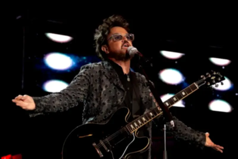 Aleks Syntek celebra 35 años de carrera con concierto íntimo y nostálgico