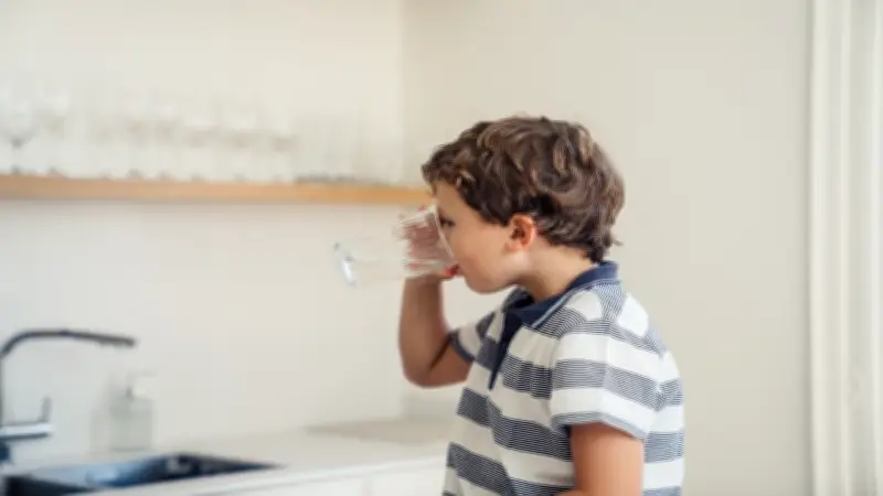 Alerta por deshidratación infantil: síntomas clave que los padres deben conocer