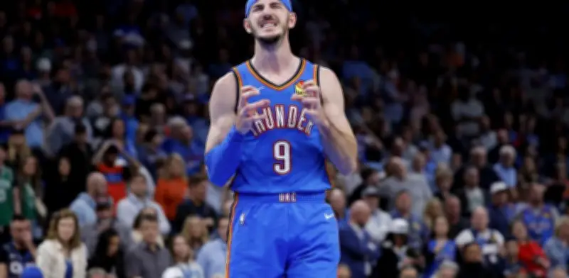 Alex Caruso lanza su tenis para bloquear en la NBA y el video se vuelve viral