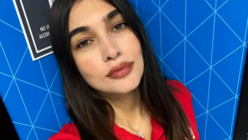 Alex Silva, la cajera de Oxxo más bella de México, revela su verdadera estatura