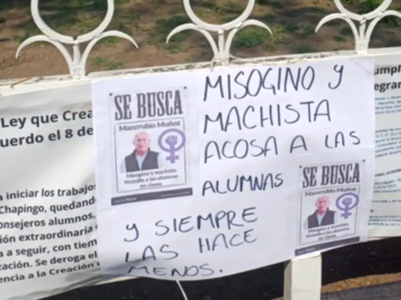 Alumnas de Chapingo despliegan tendedero de denuncias por acoso en el Día de la Mujer