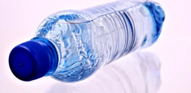 Alumno de primaria adultera bebida con cloro en Nuevo León, compañero ingiere sustancia