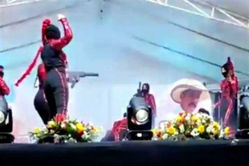 Alumnos de Michoacán bailan con réplicas de fusiles en festival escolar