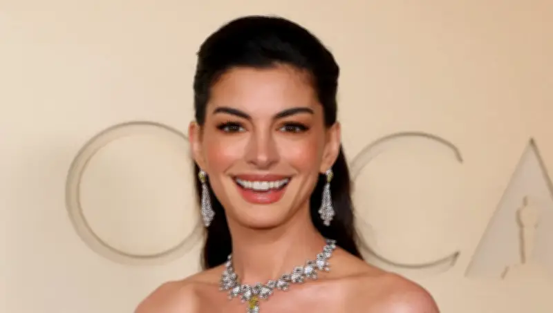 Anne Hathaway brilla en los Oscar 2026 con un vestido negro que evoca el Hollywood clásico