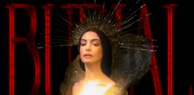 Anne Hathaway y Charli XCX estrenan 'Burial' para la película musical 'Mother Mary'