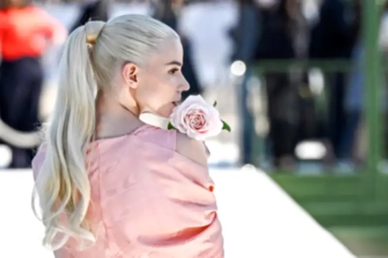 Anya Taylor-Joy y Almodóvar celebran la nueva colección floral de Dior en París