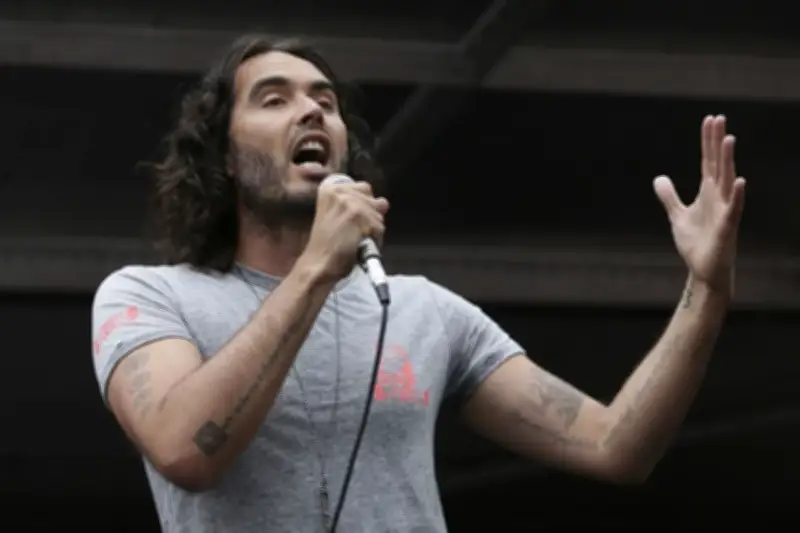 Aplazan juicio contra Russell Brand por presunta agresión sexual en Reino Unido