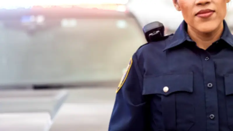 Apodan 'Lady Pepitas' a presunta trabajadora de la FGJ por discriminar a mujer policía en CDMX