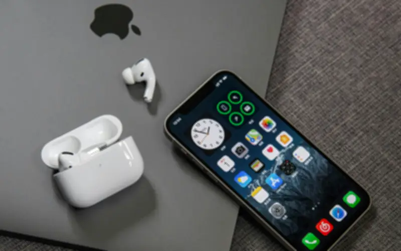 Apple confirma su primer lanzamiento de 2026: iPhone 17e y MacBook económica