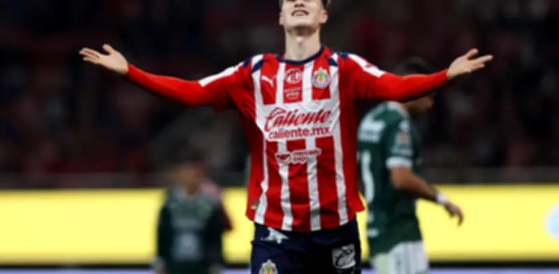 Armando 'La Hormiga' González iguala récord histórico de Chivas con racha goleadora en casa