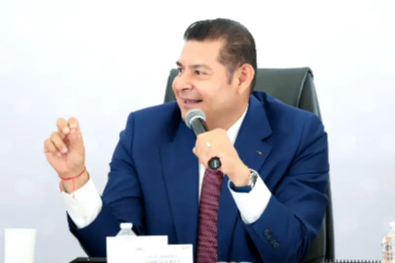 Armenta enfrenta críticas por opacidad y riesgos ambientales del Cablebús en Puebla