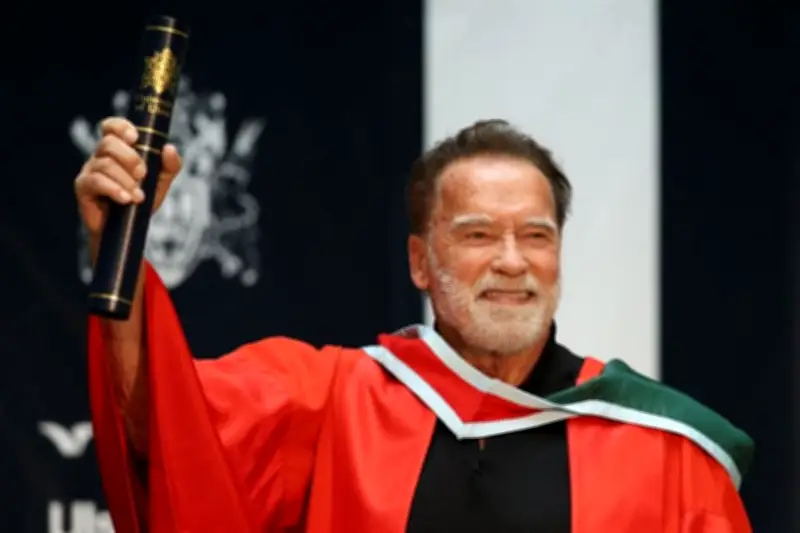 Arnold Schwarzenegger recibe doctorado honoris causa en Belfast por su liderazgo global