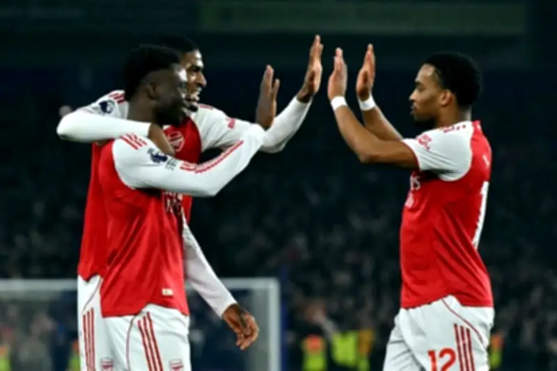 Arsenal se aleja de la cima de la Premier League tras caer ante el Aston Villa