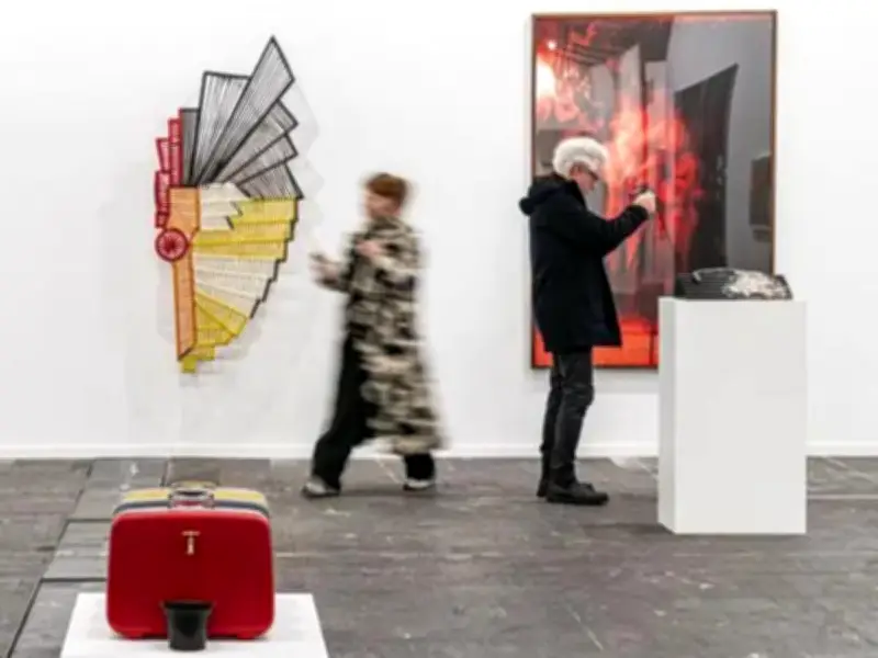 Artistas Latinoamericanos Brillan en ARCOmadrid con Obras que Reflejan Realidades Sociales