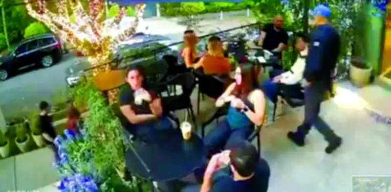 Asaltante despoja a siete comensales en 20 segundos en restaurante de Lomas de Chapultepec