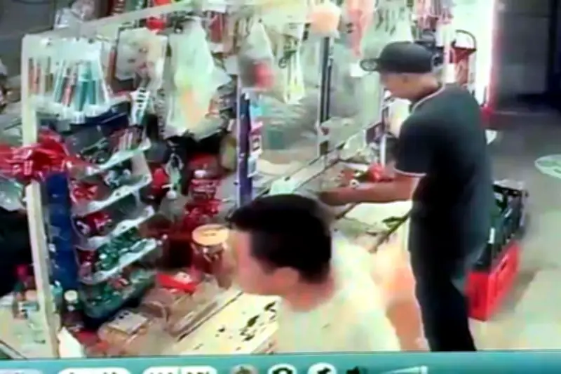 Asaltantes de tienda en Monterrey captados en video durante robo violento