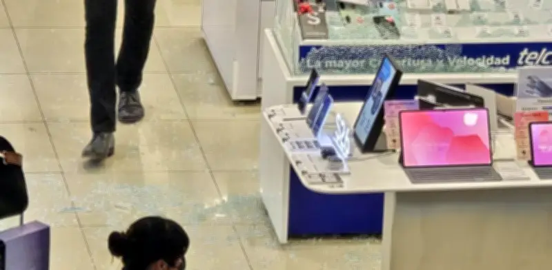 Asaltantes fracturan vitrinas de tienda y huyen con celulares en Benito Juárez