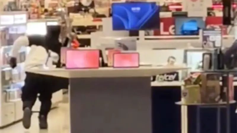 Asaltantes roban más de 100 celulares de tienda departamental en Benito Juárez, CDMX