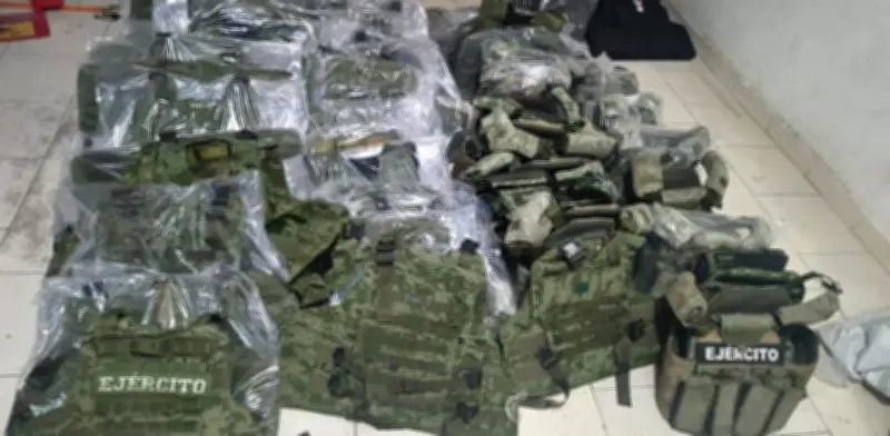 Aseguran taller clandestino en Ecatepec que fabricaba uniformes falsos del Ejército y Marina