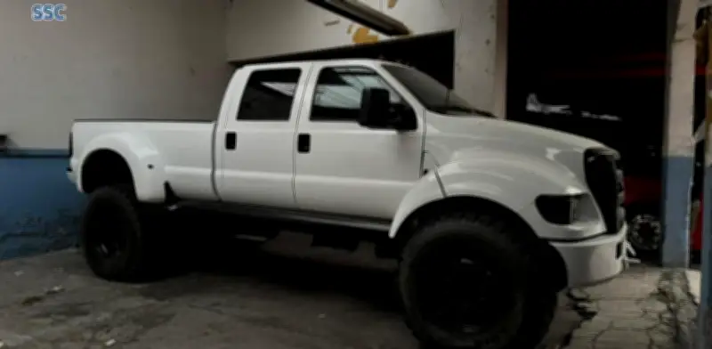 Aseguran vehículos monstruo en Azcapotzalco tras cateo; dos personas detenidas