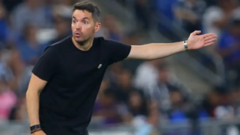 Asistente arbitral rechaza saludo a Larcamón en Cruz Azul vs Mazatlán y se viraliza